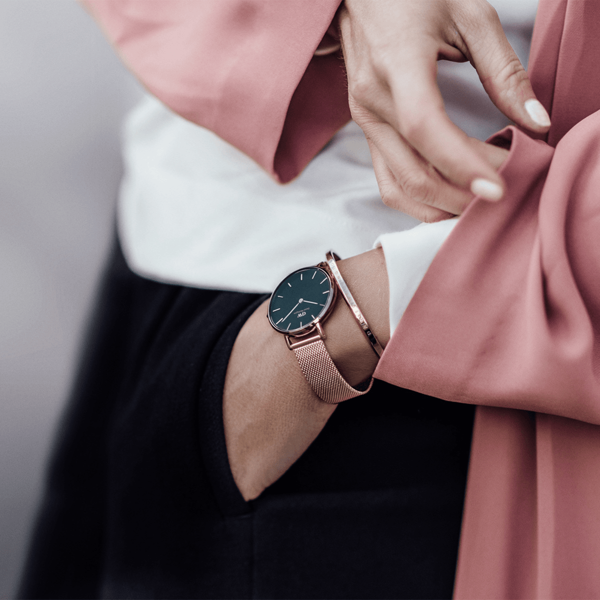 Shop Authentic Daniel Wellington Petite Melrose Black Dial Rose Gold Mesh Strap Watch For Women - DW00100303 - Luxxuri