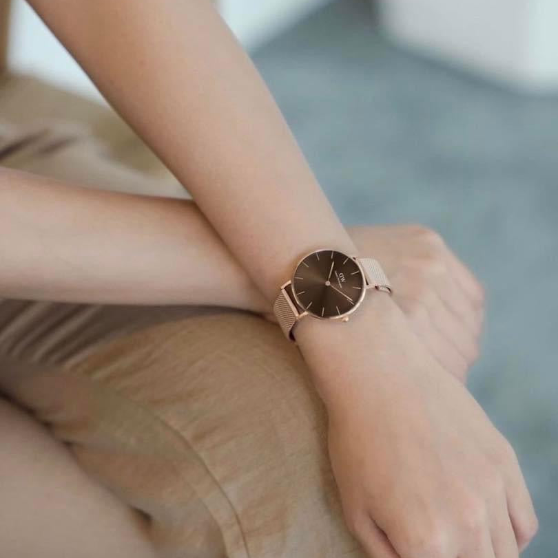  Shop Authentic Daniel Wellington Petite Amber Brown Dial Gold Mesh Strap Watch For Women - DW00100476 - Luxxuri